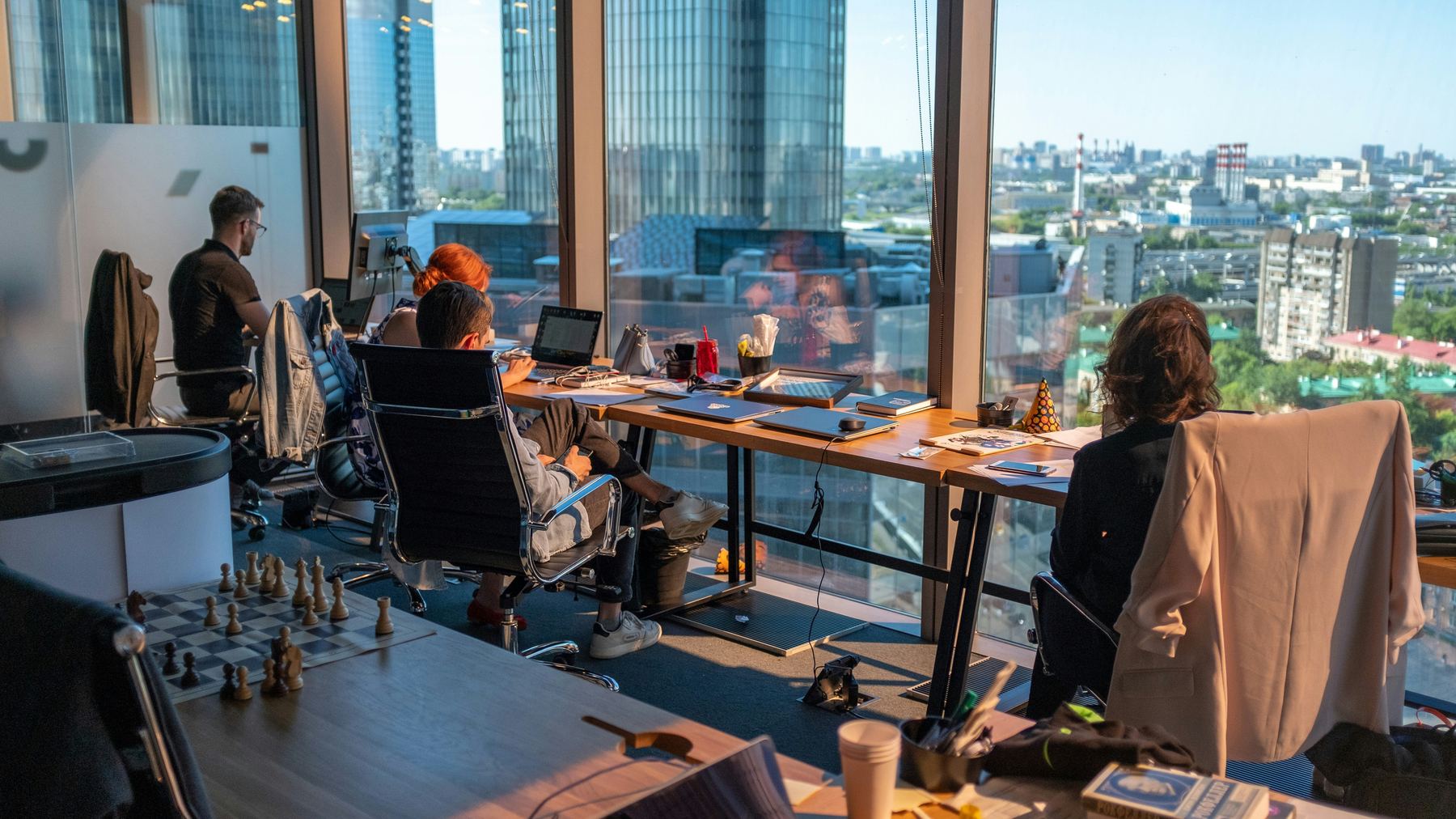 Espacio de oficina con vista a la ciudad